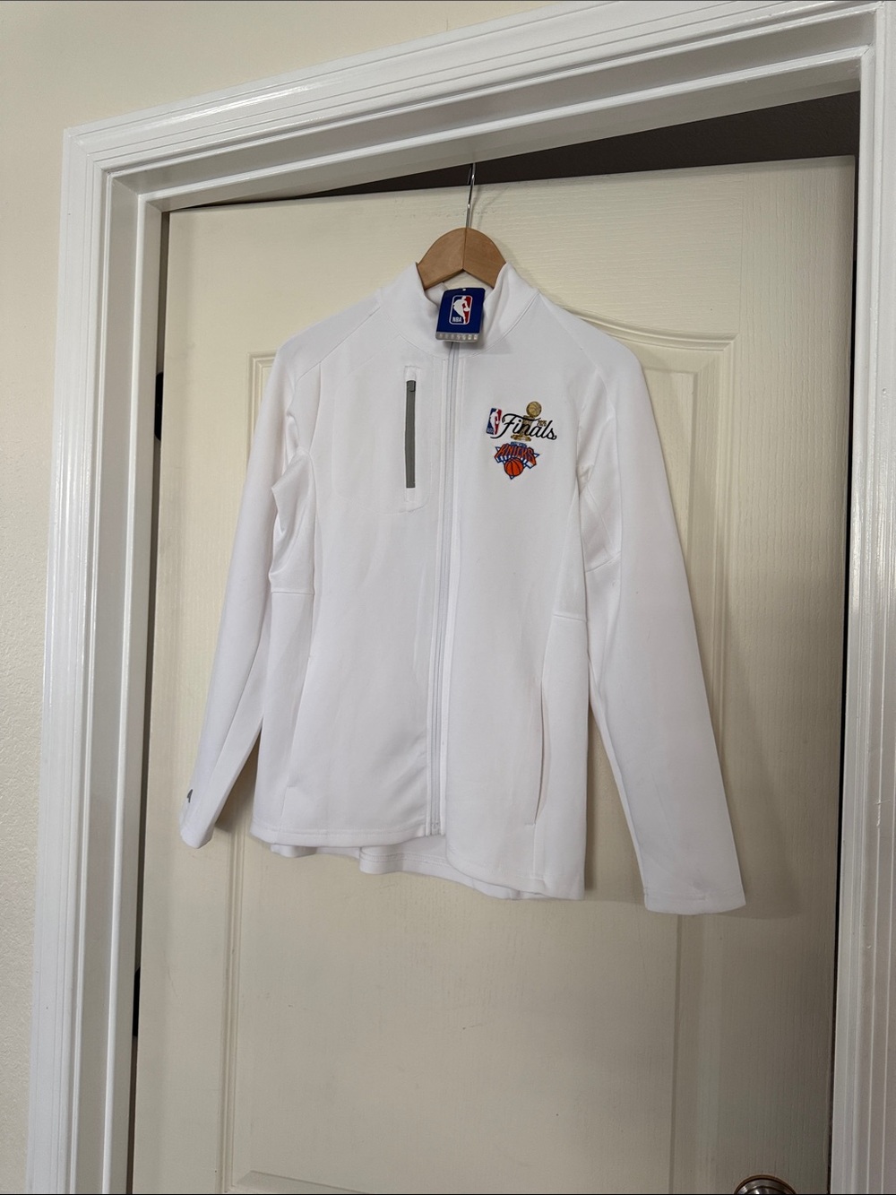 NEW ANTIGUA NEW YORK KNICKS WOMENS WHITE 2026 NBA FINALS ON LIGHT WEIGHT